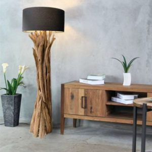 lampadaire racine de teck dans un intérieur chic et nature