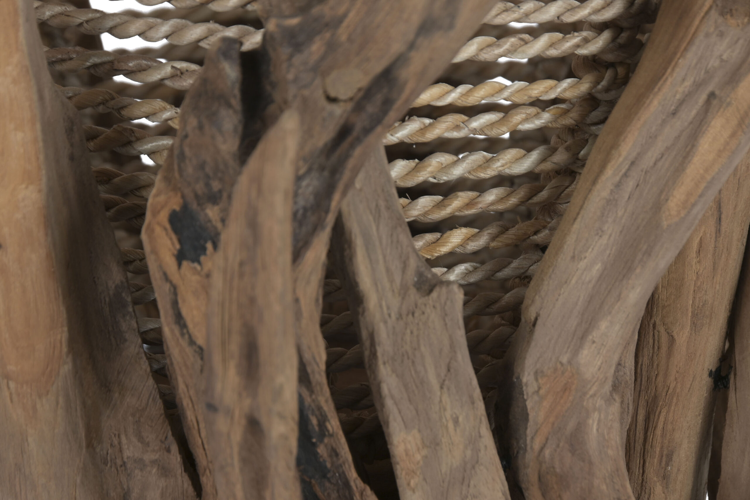 zoom sur lampadaire en teck et fibres naturelles