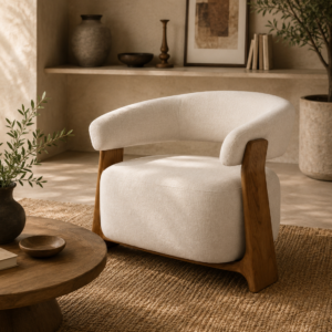 Fauteuil en orme massif & tissu bouclette écru dans un salon chic nature