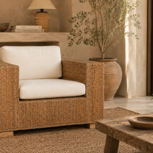 fauteuil fibre de teck naturelle et tissu écru dans une ambiance naturelle