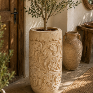 pot de fleurs en GRC béton sculpté dans déco bohème chic finition pierre naturelle