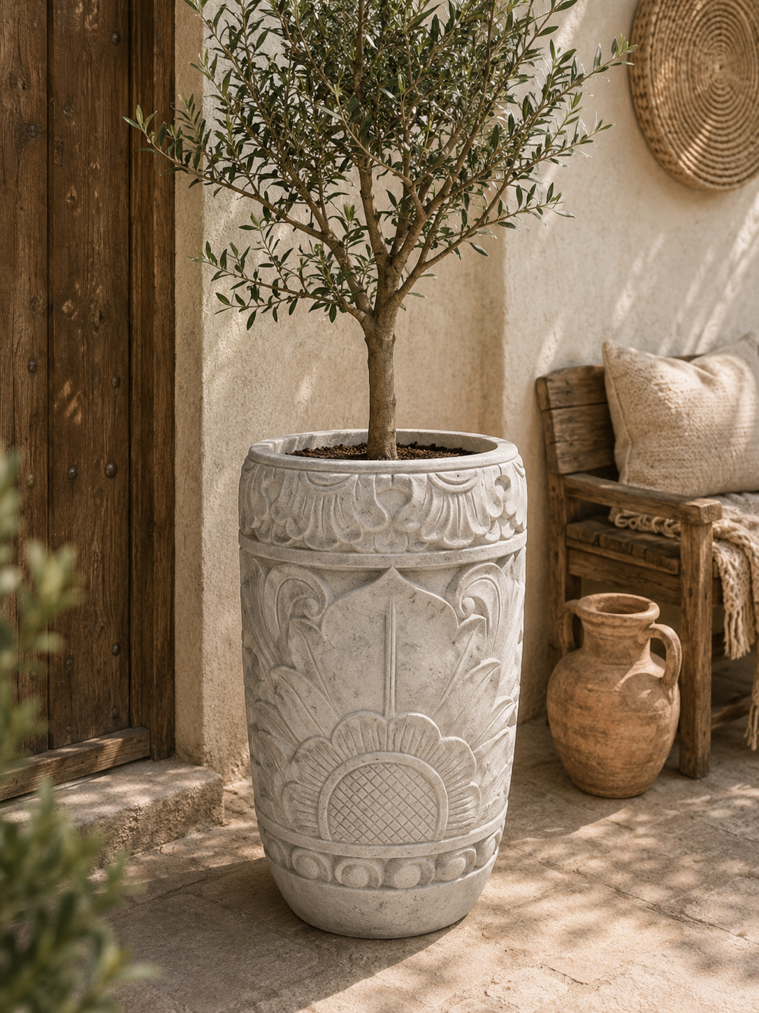 pot de fleurs blanc en GRC béton sculpté dans déco bohème chic