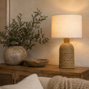 lampe à poser en seagrass tressé et abat-jour tissu naturel dans ambiance bohème chic