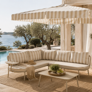 parasol rayé en acier sur une terrasse méditerranéenne