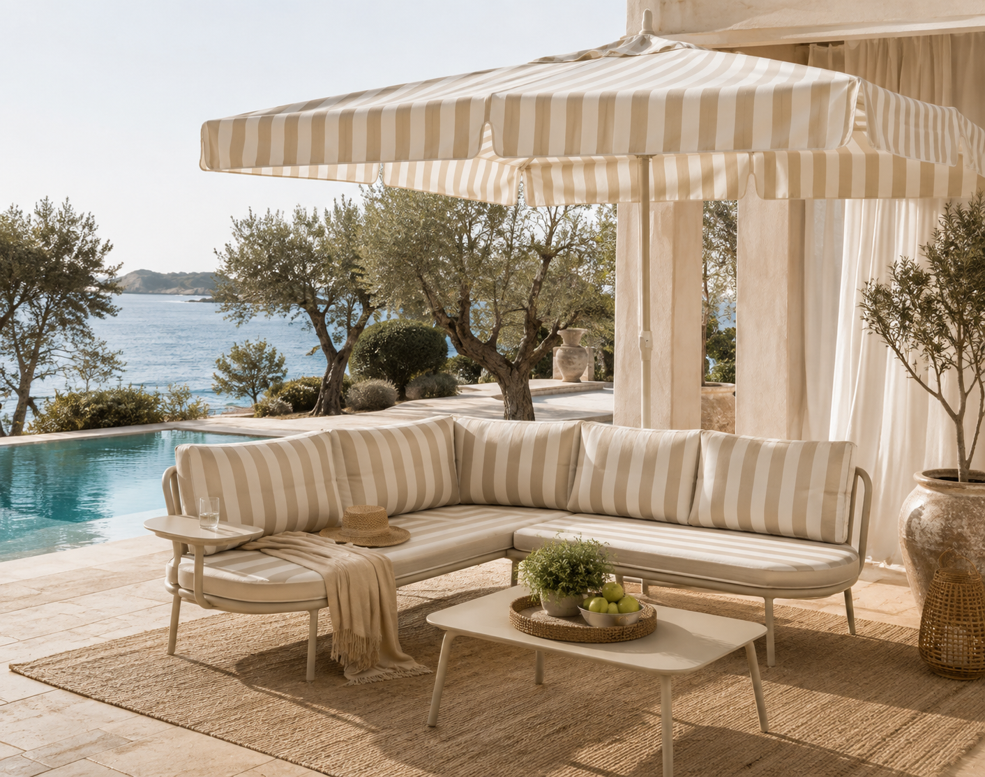parasol rayé en acier sur une terrasse méditerranéenne