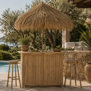 ensemble bar extérieur avec tabourets et parasol en bambou et seagrass en bord de piscine