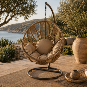 fauteuil suspendu fleur en rotin synthétique sur terrasse en bord de mer