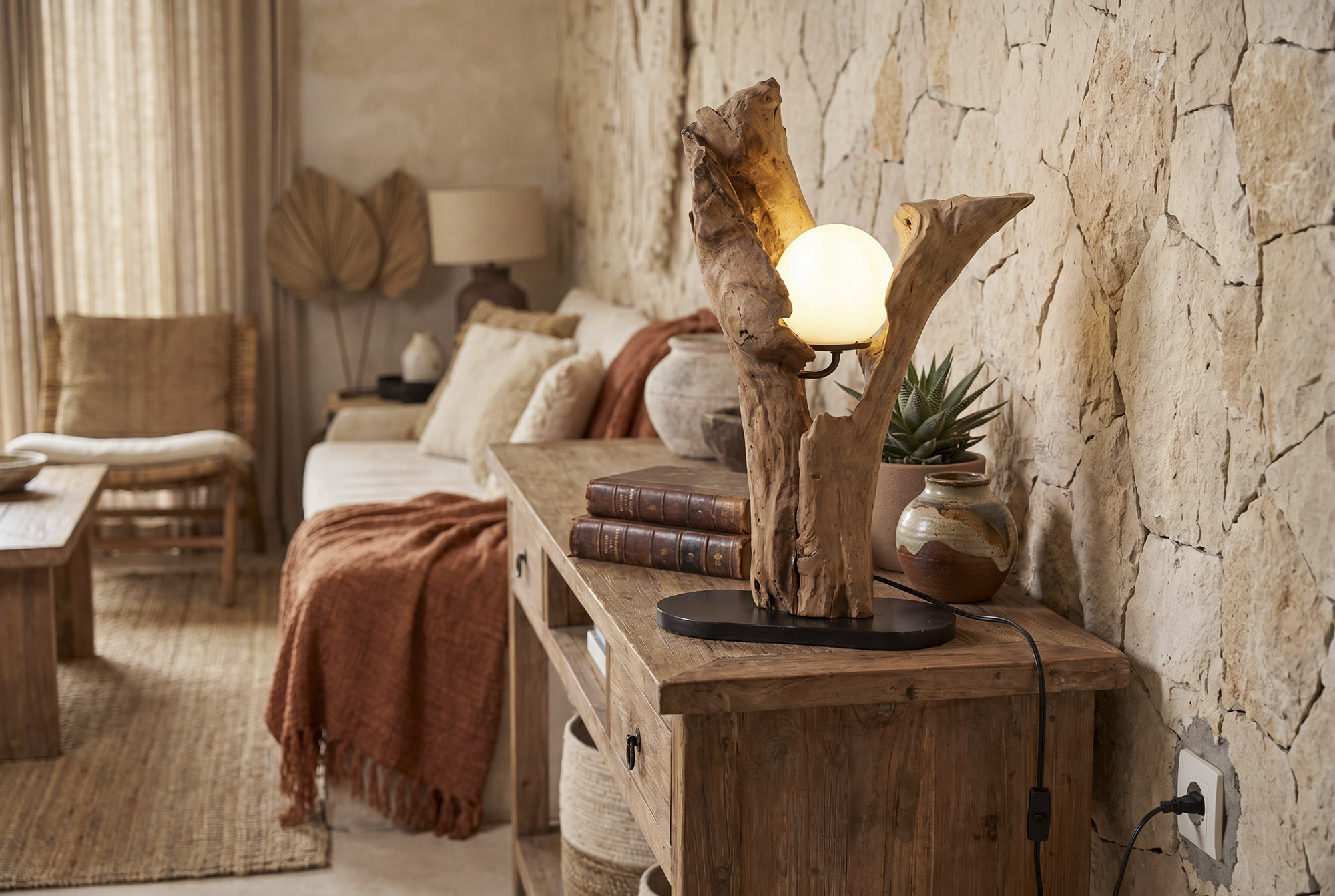 lampe à poser en racine de teck recyclée et verre dans salon bohème chic