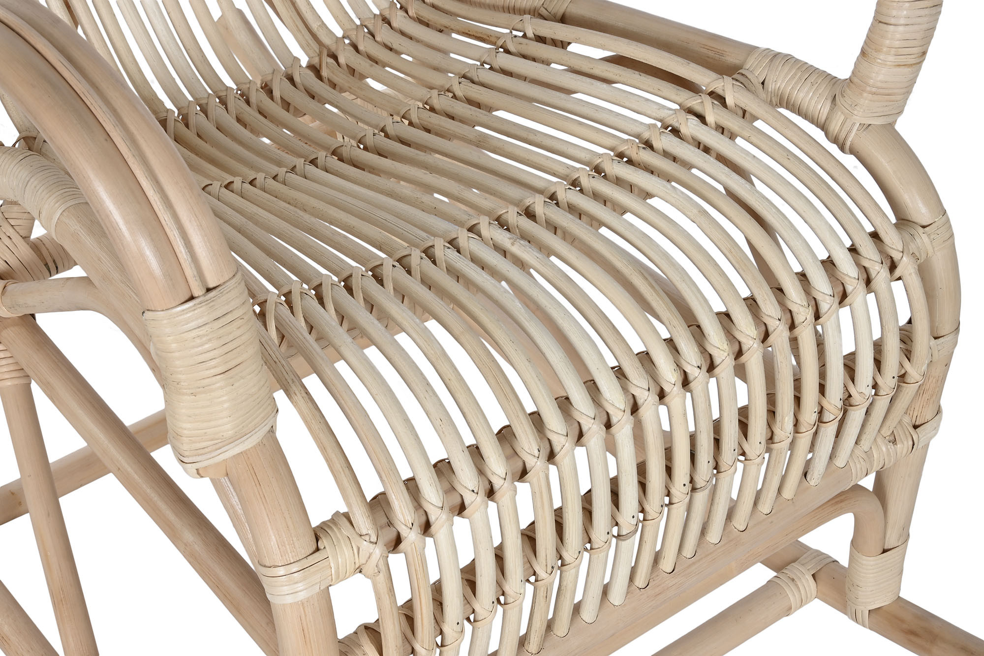zoom sur assise de fauteuil à bascule en rotin naturel