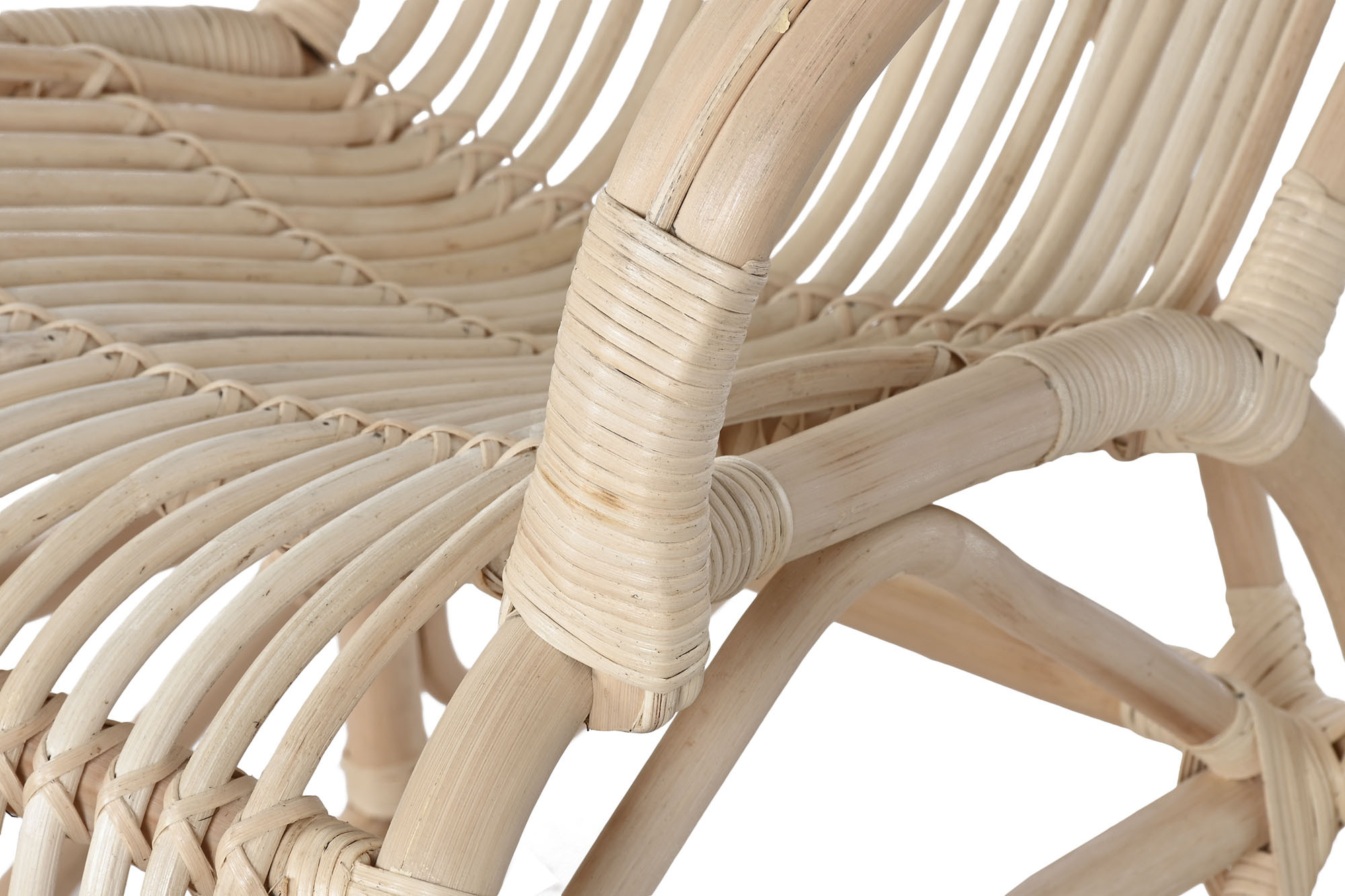 zoom sur accoudoir de fauteuil à bascule en rotin naturel