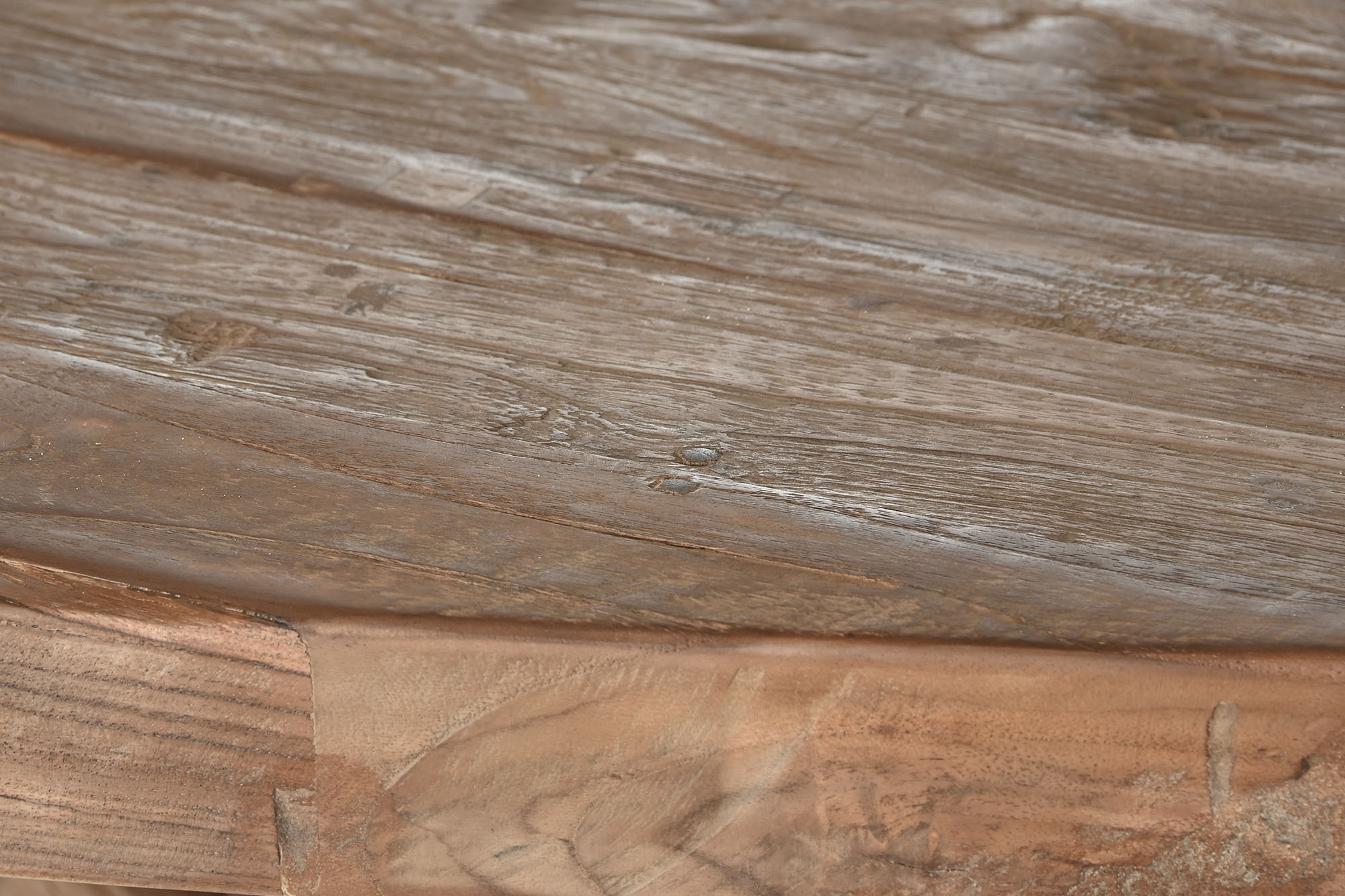 zoom sur bois table à manger ovale en racine de teck