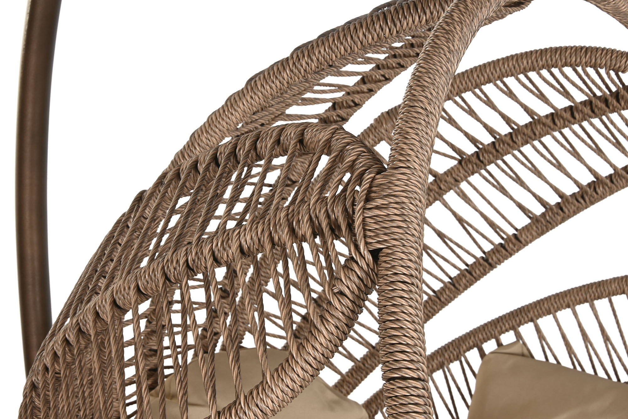 zoom sur fauteuil suspendu fleur en rotin synthétique