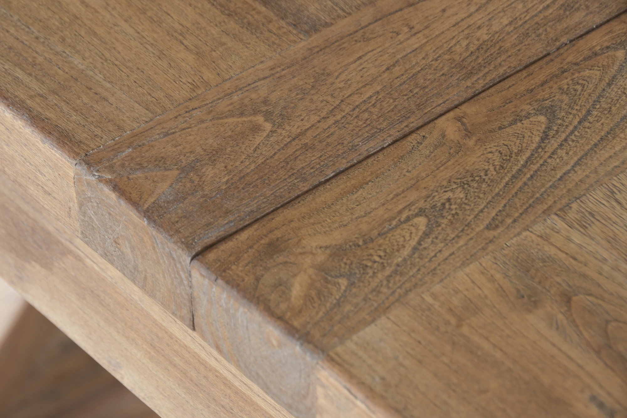 zoom sur bois table à manger extensible bois recyclé et orme