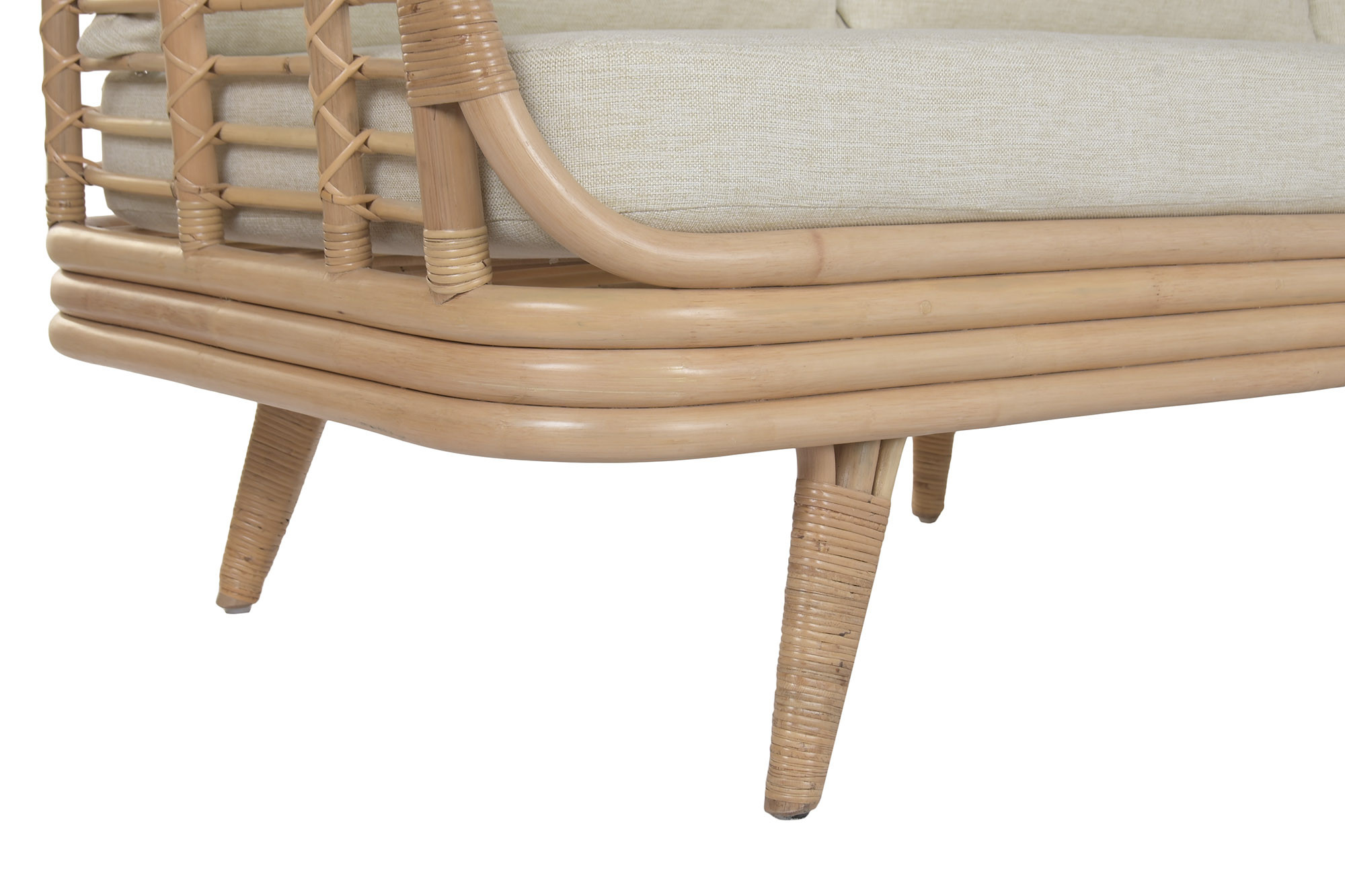 zoom sur structure canapé 3 places rotin et coussins naturel