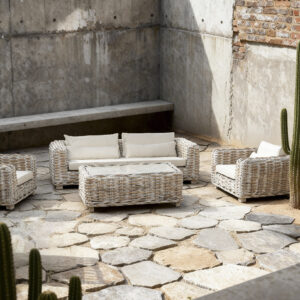 salon de jardin rotin sur terrasse méditerranéenne