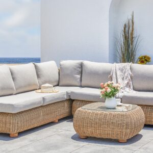 salon de jardin d'angle extérieur en rotin synthétique dans ambiance méditerranéenne
