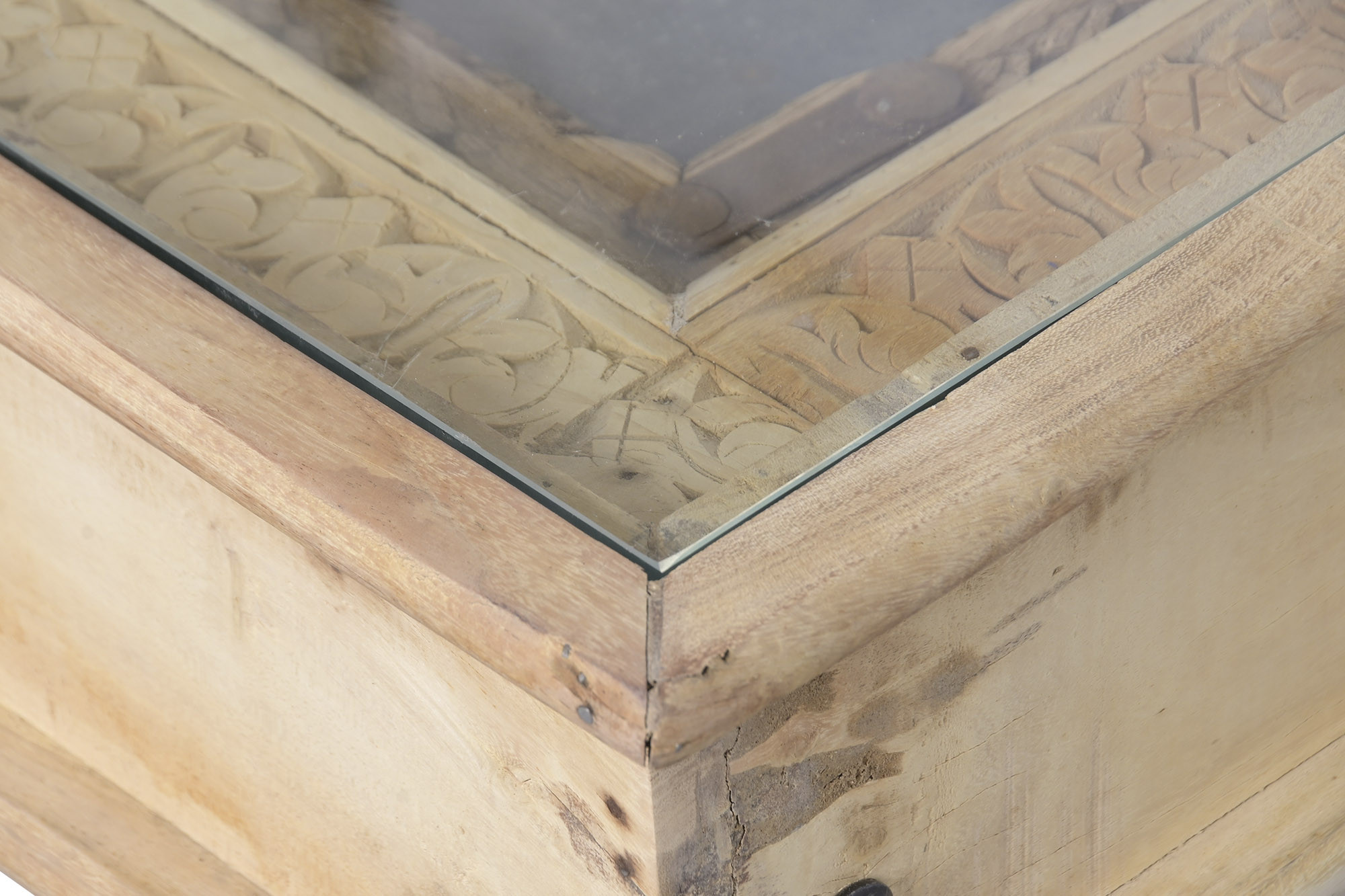 zoom sur table basse en teck recyclé