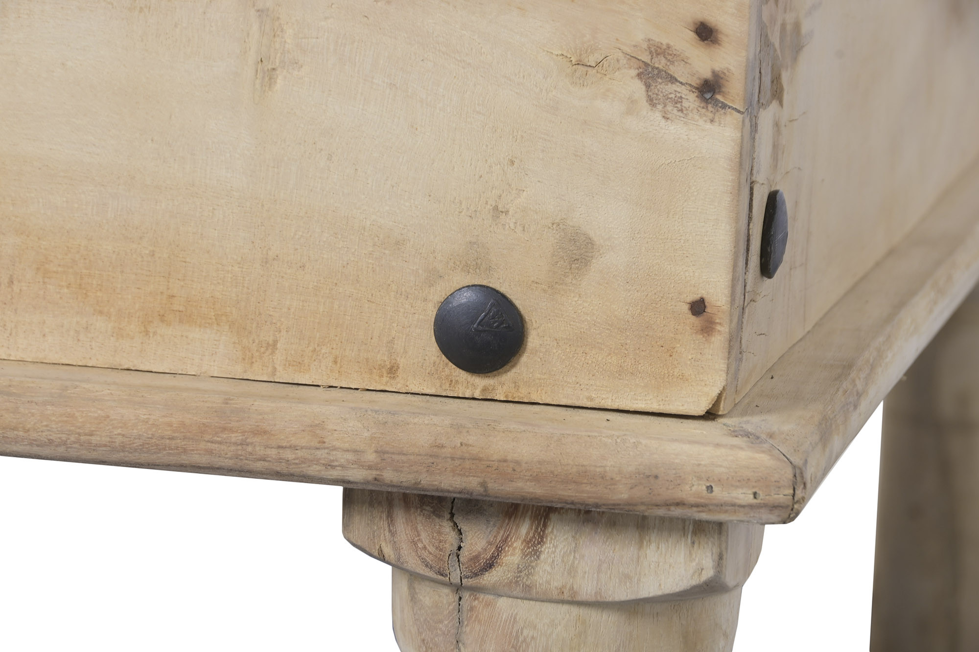 zoom sur table basse en teck recyclé