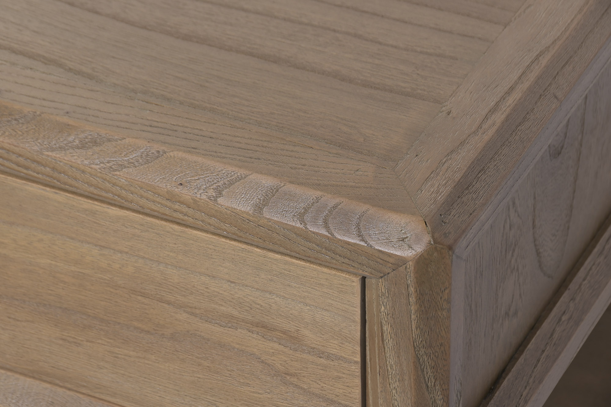 zoom sur table basse en orme massif avec tiroirs