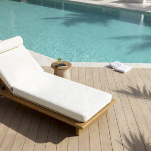 chaise longue extérieur en aluminium aspect bois et tissu écru au bord d'une piscine