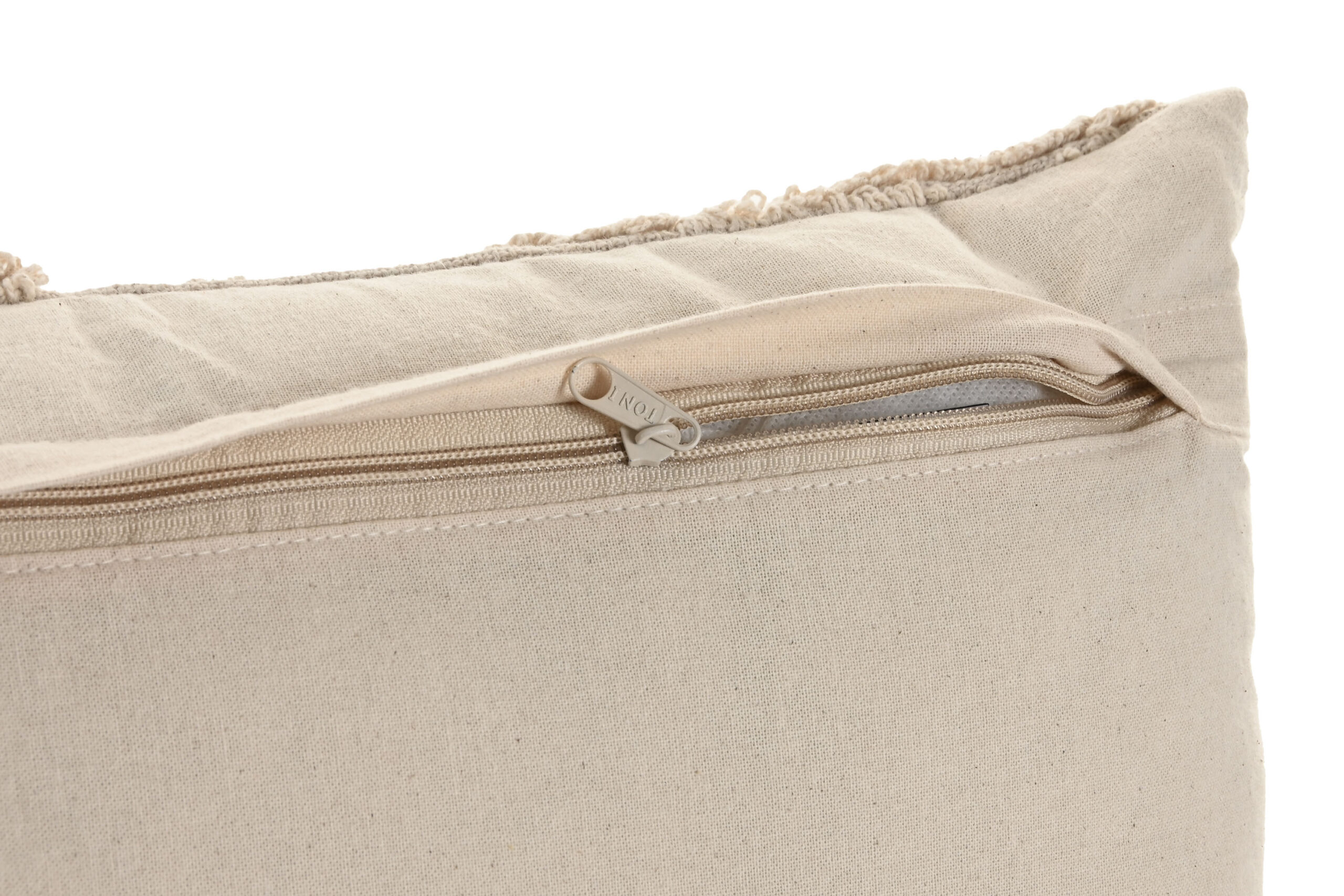 zoom sur coussin en coton fait main écru