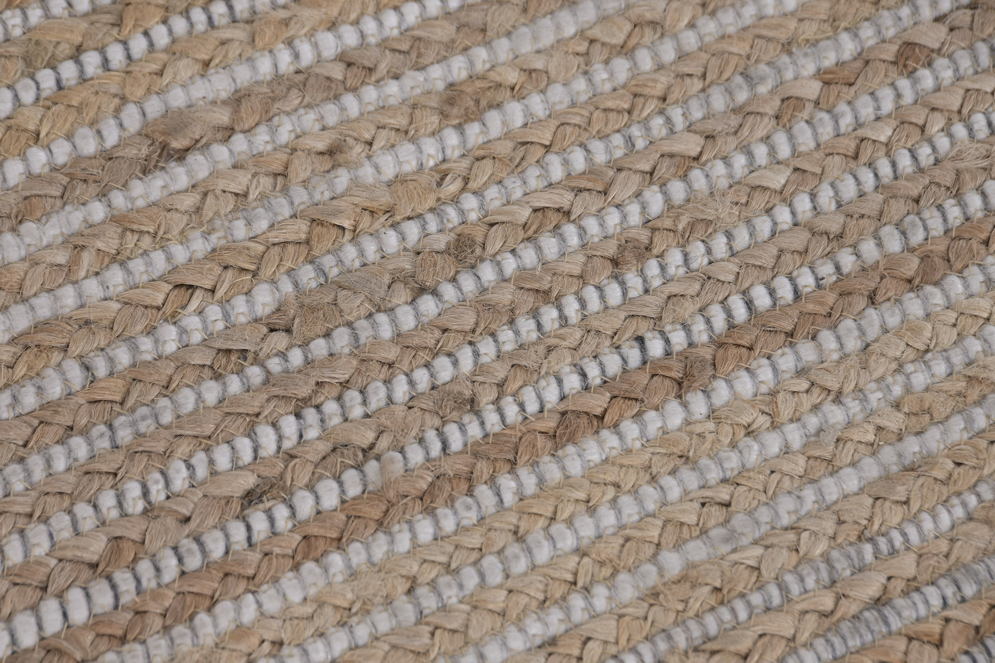 zoom sur tissage tapis en laine et jute