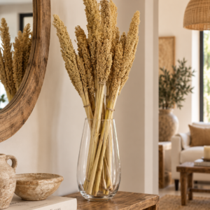 Sorgho séché naturel 50 cm dans un vase en verre sur une console en bois