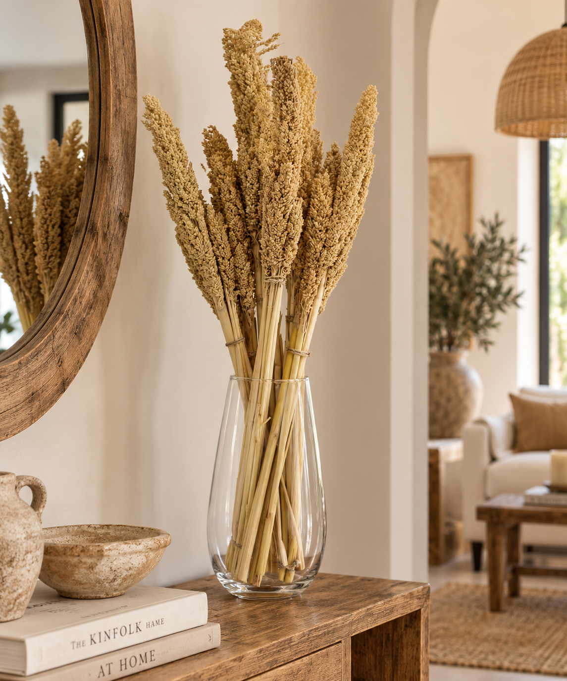 Sorgho séché naturel 50 cm dans un vase en verre sur une console en bois