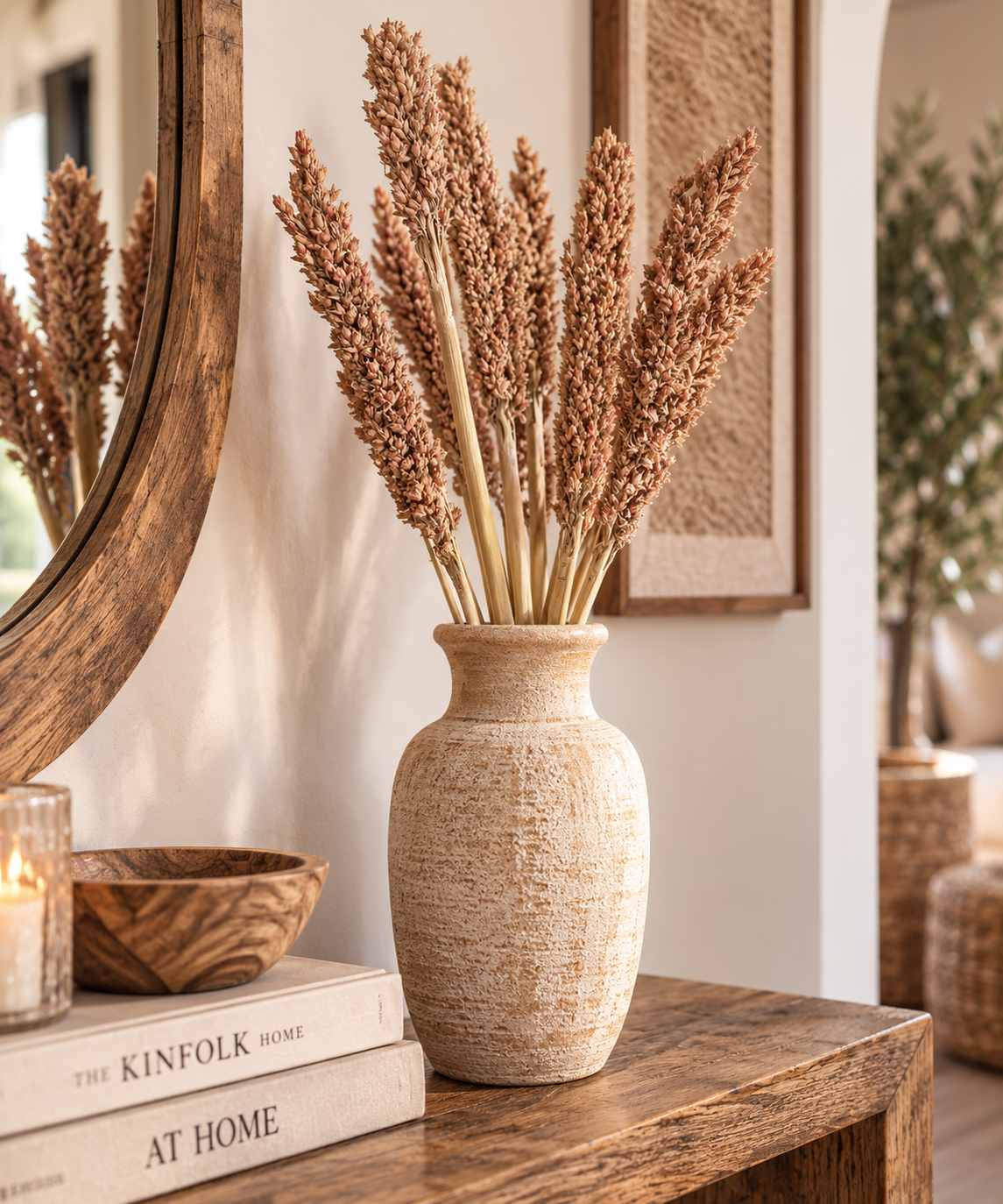 Sorgho séché ocre 50 cm dans un vase en céramique sur une console en bois