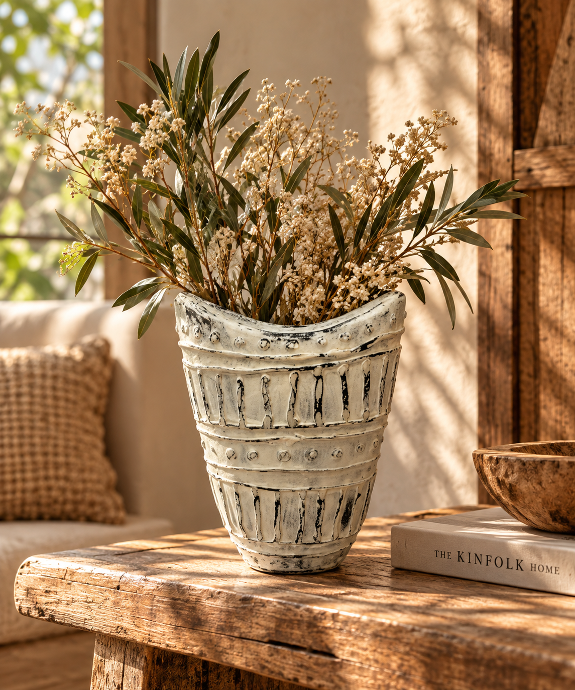 Un vase au charme authentique, dont les reliefs sculptés apportent caractère et singularité à votre décoration.
