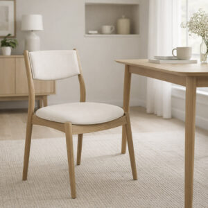 Une élégance naturelle autour de la table, entre bois de hêtre et lin beige.