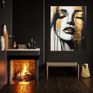 Tableau visage femme noir et or dans une chambre beige élégante