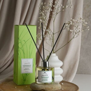 Diffuseur parfum d’intérieur lemongrass Magrada dans une décoration naturelle