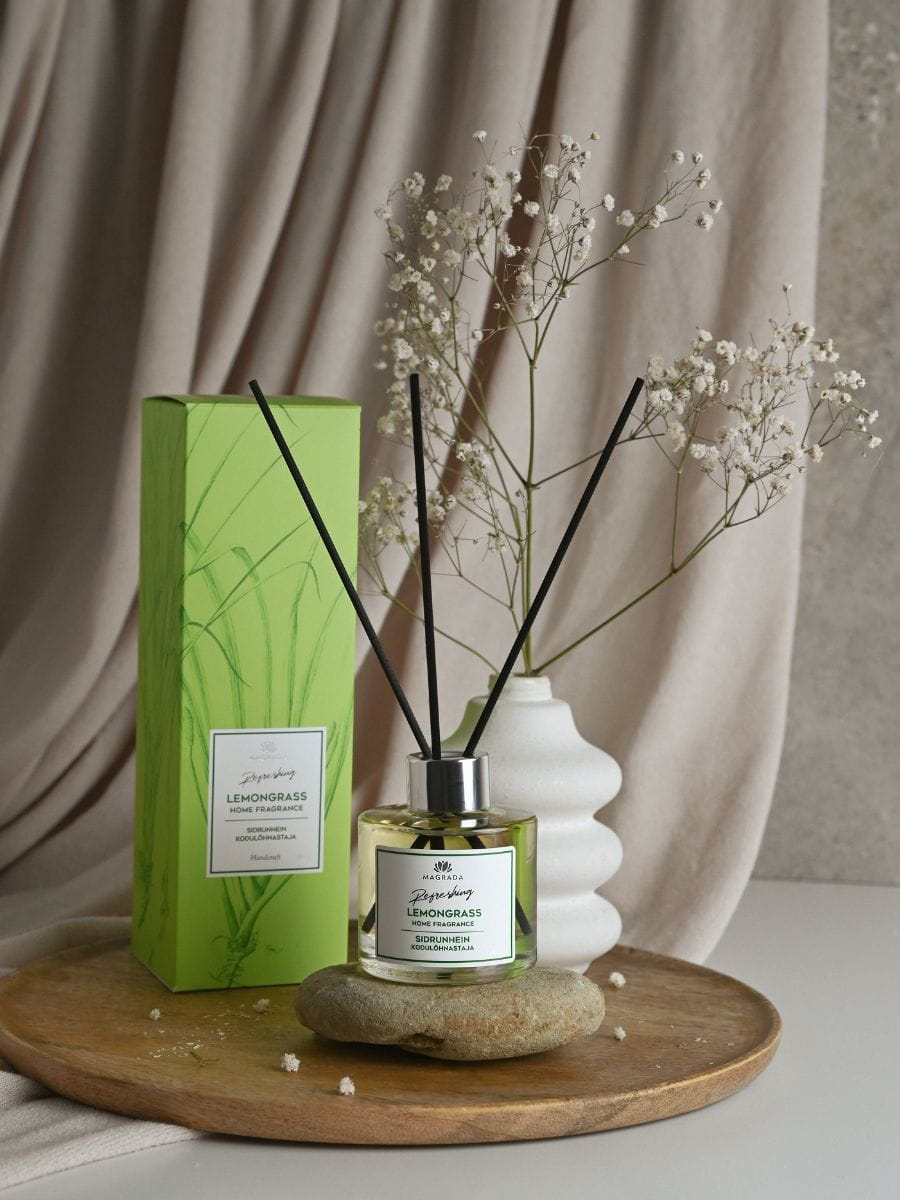 Diffuseur parfum d’intérieur lemongrass Magrada dans une décoration naturelle